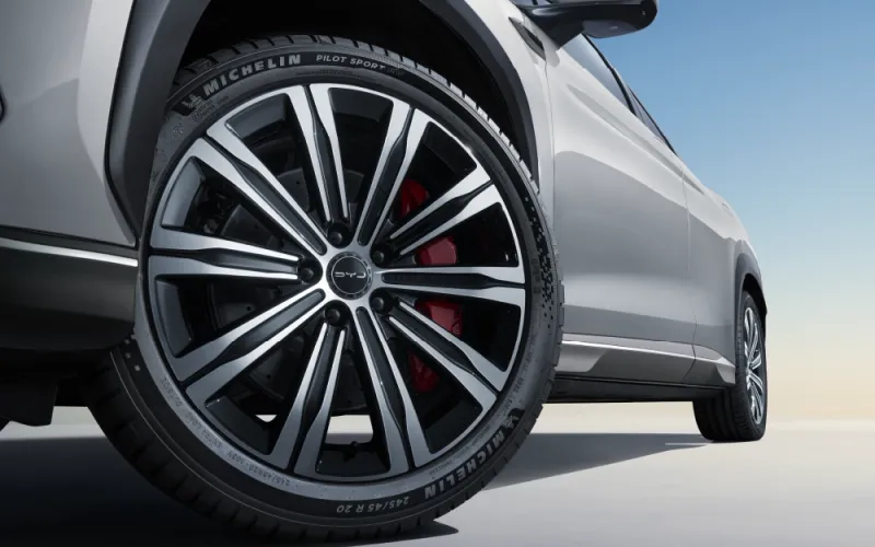 Llantas de 20” con diseño deportivo